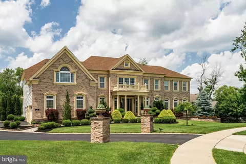 26 Oxford Dr, Ivyland, PA 18974