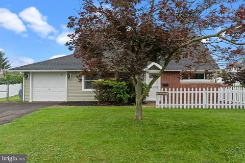 54 Cactus Rd, Levittown, PA 19057