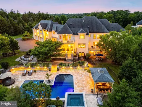 3 Stonebridge Crossing Rd, Newtown, PA 18940