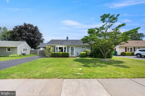 672 Austin Dr, Fairless Hills, PA 19030