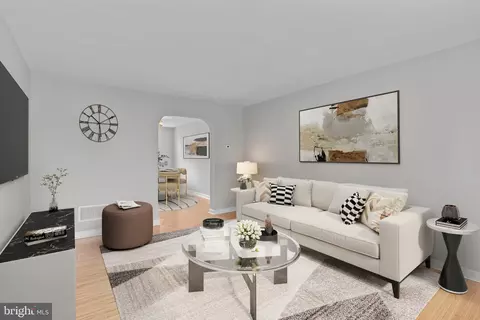 Living - 814 4th Ave, Bristol, PA 19007 photo 1 of 4