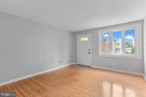 Living - 814 4th Ave, Bristol, PA 19007 photo 3 of 4