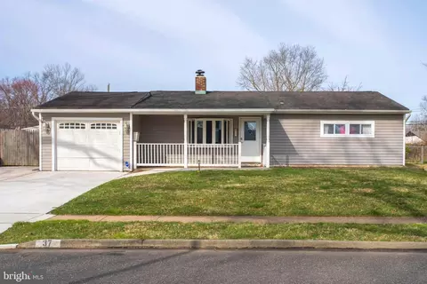 37 Outlook Ln, Levittown, PA 19055