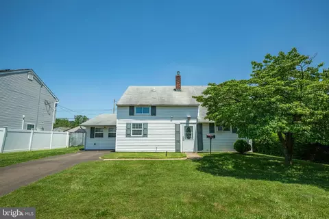 54 Apricot Ln, Levittown, PA 19055