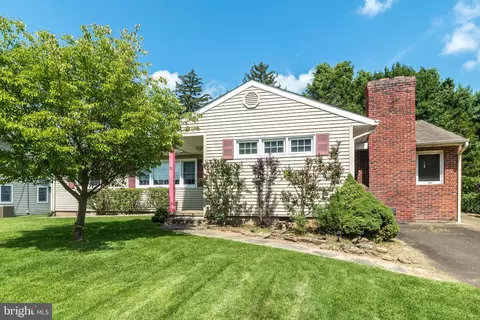 52 Fairway Dr, Yardley, PA 19067