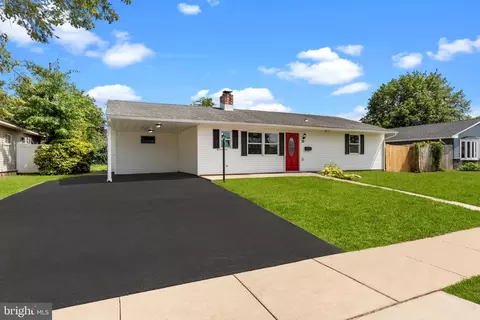 30 Poplar Ln, Levittown, PA 19054