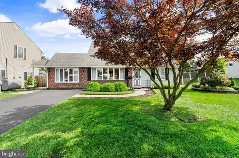 11 Merry Turn Rd, Levittown, PA 19056