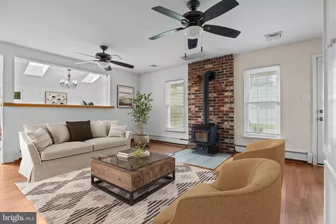 36 Grapevine Rd, Levittown, PA 19057