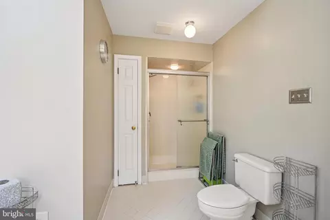 Bath - 1449 Windrow Ln, Yardley, PA 19067 photo 3 of 5