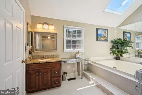 Bath - 1449 Windrow Ln, Yardley, PA 19067 photo 2 of 5