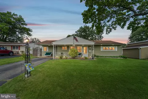 283 Lakeside Dr #E, Levittown, PA 19054