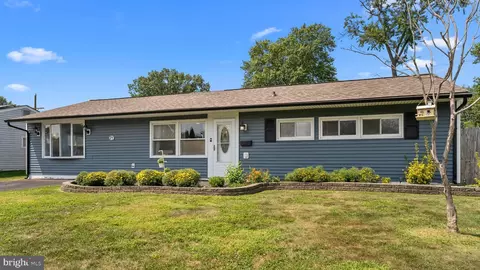 27 Teaberry Ln, Levittown, PA 19054
