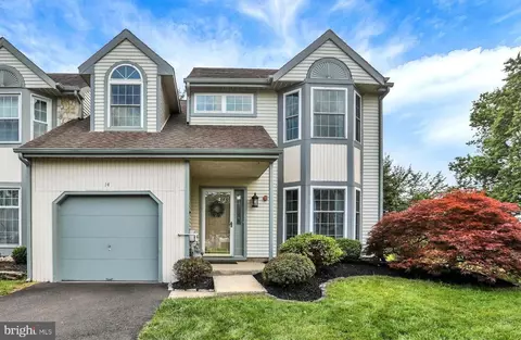 14 Spruce Ct, Newtown, PA 18940