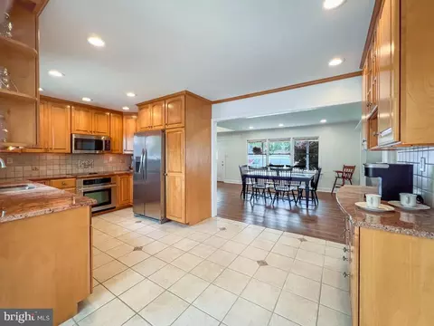 64 Long Loop Rd, Levittown, PA 19056 photo 9