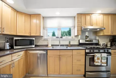Kitchen - 124 Wallace Dr, Warminster, PA 18974 photo 4 of 5