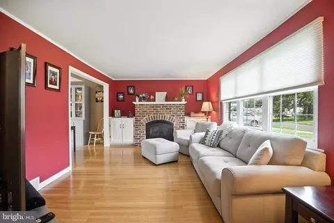 Living - 124 Wallace Dr, Warminster, PA 18974 photo 1 of 2