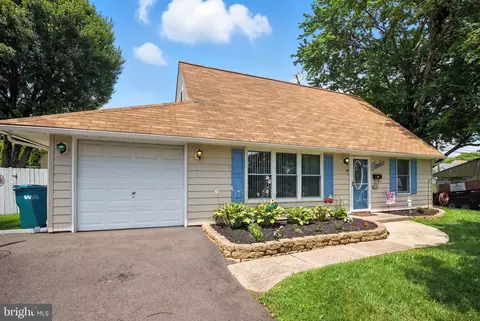 12 Tulip Tree Rd, Levittown, PA 19056