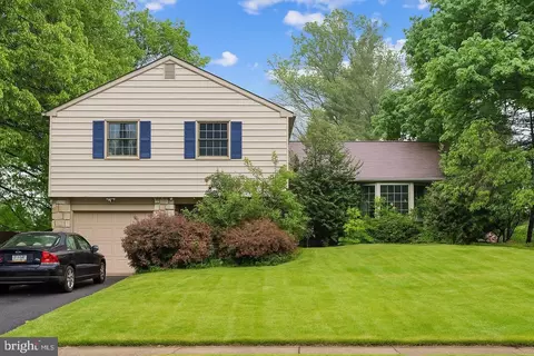 158 Merry Dell Dr, Southampton, PA 18966