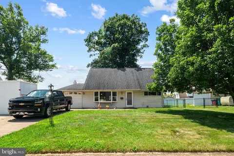 29 Cliff Rd, Levittown, PA 19057