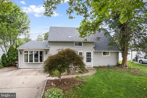 29 Crabtree Dr, Levittown, PA 19055