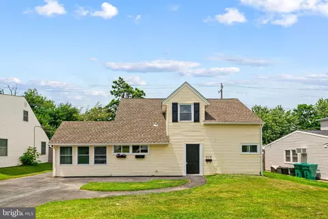 414 Holly Dr, Levittown, PA 19055