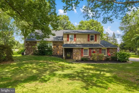 33 Squirrel Rd, Doylestown, PA 18901 photo 2