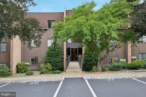 42 Hermitage Dr, New Hope, PA 18938