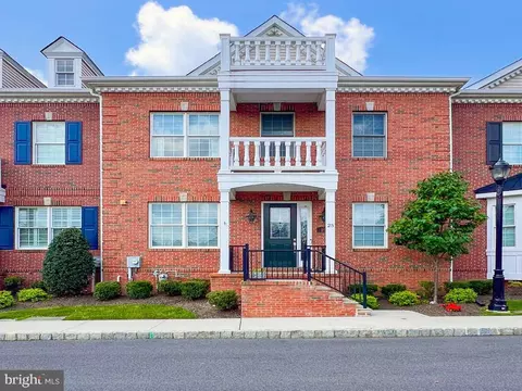 25 Creekview Ln, Yardley, PA 19067