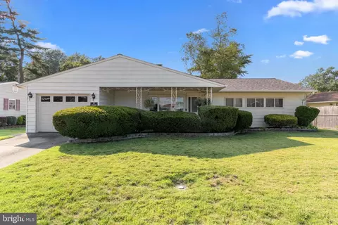 87 Oaktree Dr, Levittown, PA 19055