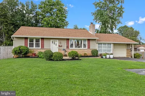930 E Maple Dr, Southampton, PA 18966