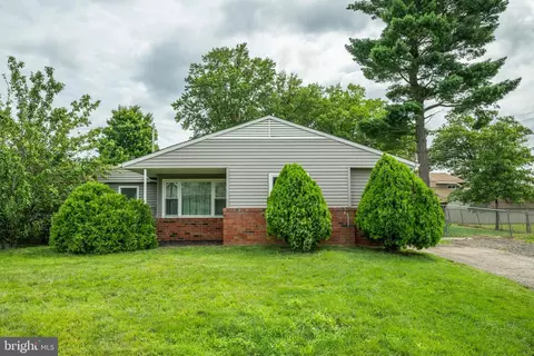 40 Bittersweet Rd, Levittown, PA 19057