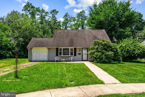 24 Eventide Pl, Levittown, PA 19054