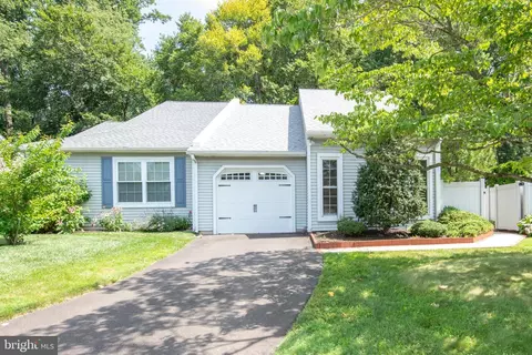 292 Woods Edge Pl, Langhorne, PA 19047