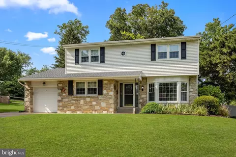 12 Upton Ln, Yardley, PA 19067