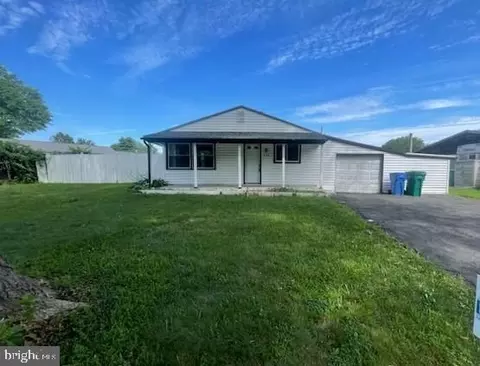225 Oaktree Dr, Levittown, PA 19055