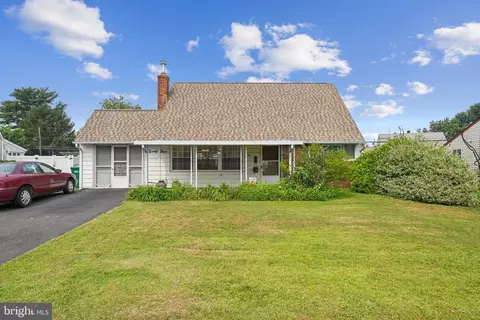 23 New Pond Ln, Levittown, PA 19054