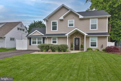40 Greenbrier Rd, Levittown, PA 19057