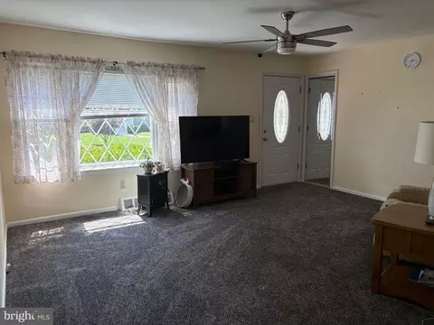 Living - 357 Beech St, Warminster, PA 18974 photo 6 of 8