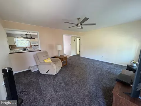 Living - 357 Beech St, Warminster, PA 18974 photo 2 of 8