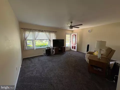 Living - 357 Beech St, Warminster, PA 18974 photo 5 of 8