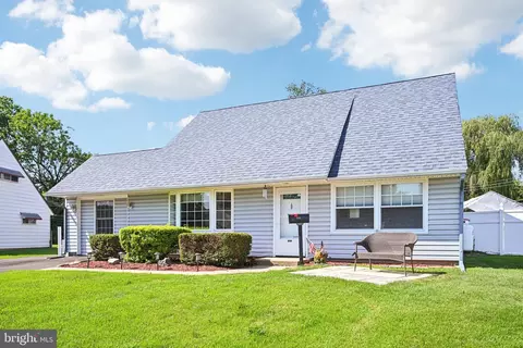 145 Mill Dr, Levittown, PA 19056