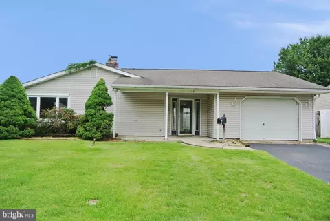 15 Dogwood Dr, Levittown, PA 19055