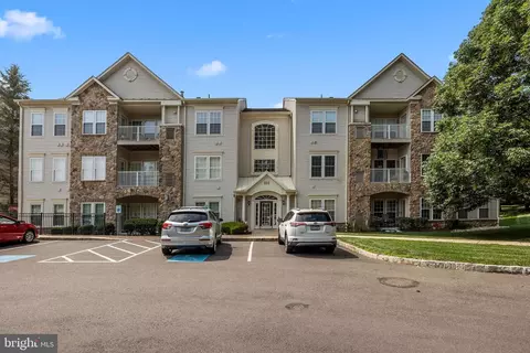 100 Evodia Cir #204, Warrington, PA 18976