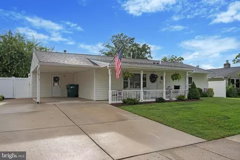 33 Tulip Ln, Levittown, PA 19054