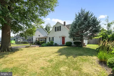 139 Northpark Dr, Levittown, PA 19054
