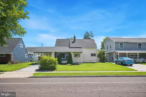 130 N Northturn Ln, Levittown, PA 19054