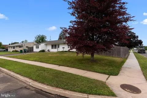 31 Easter Ln, Levittown, PA 19054