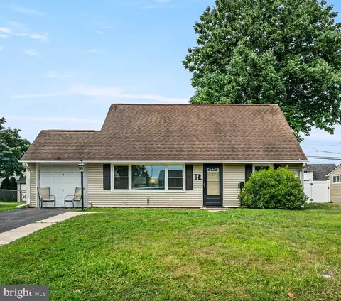 41 Kentucky Ln, Levittown, PA 19055