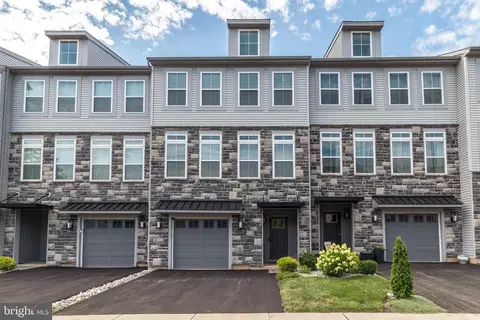 56 Independence Ct, Perkasie, PA 18944