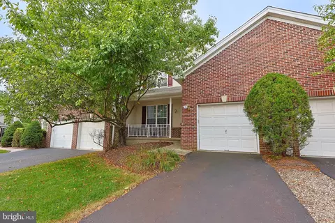 35 Dispatch Dr, Washington Crossing, PA 18977